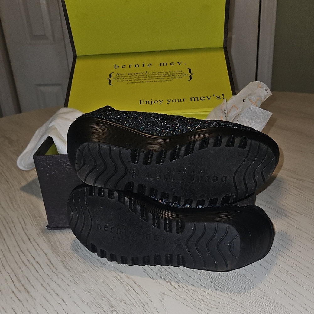 bernie mev. Black and Multicolor Wedges - Picture 5 of 8